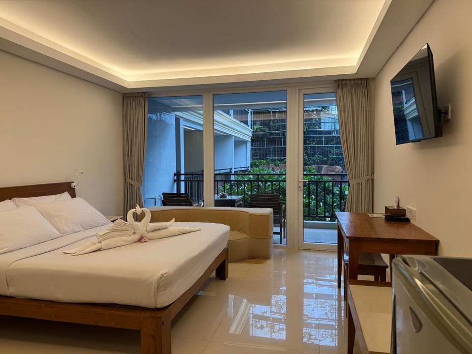 Standard Double Room, 1 King Bed | In-room safe, individually furnished, desk, laptop workspace