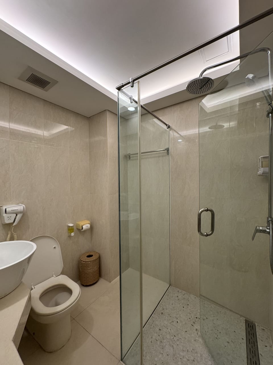 Standard Double Room, 1 King Bed | Bathroom | Shower, rainfall showerhead, hair dryer, bidet