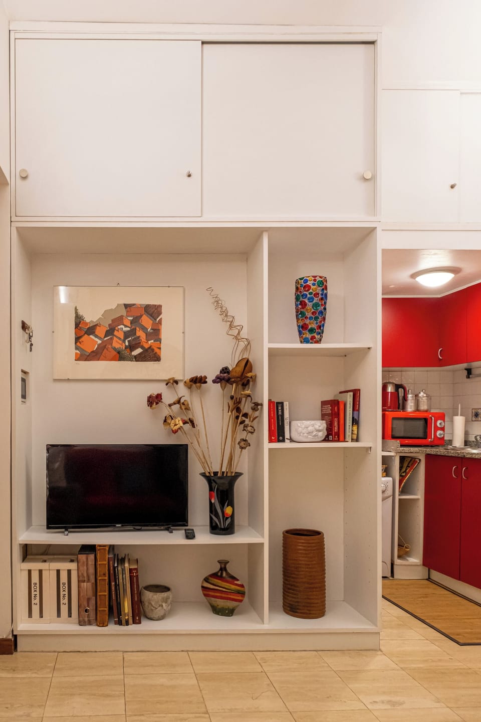 Apartment, 1 Queen Bed, Non Smoking, Kitchenette | Living area | 32-inch flat-screen TV with cable channels