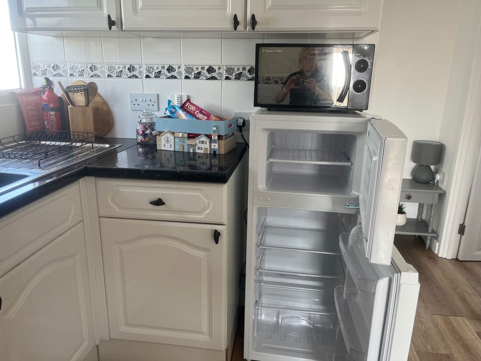 Chalet | Private kitchen | Fridge, microwave, oven, stovetop