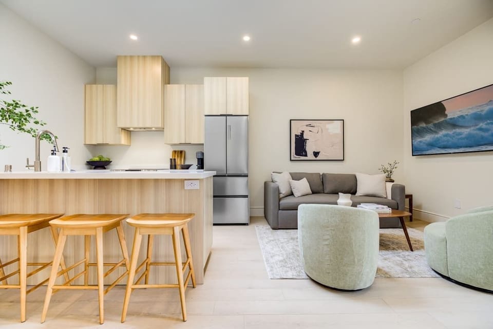 Full kitchen: Nespresso, fridge, stove/oven, plates and utensils,dishwasher