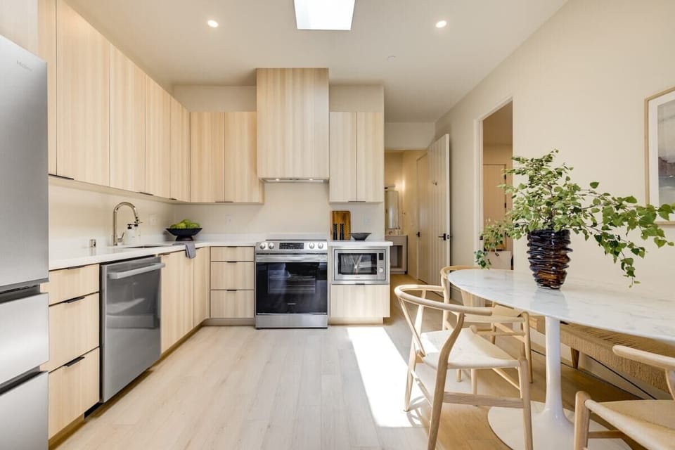 Full kitchen: Nespresso, fridge, stove/oven, plates and utensils,dishwasher