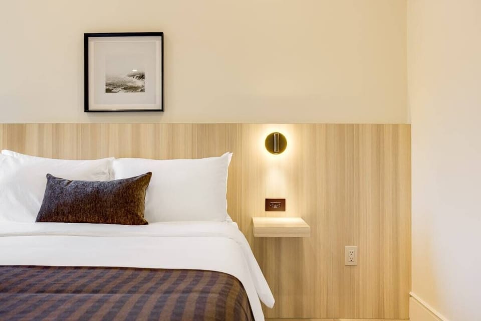 Queen-size bed, sleeps 2 (Cool Gel Chill memory foam mattress)