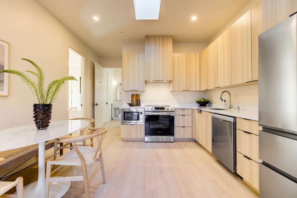 Full kitchen: Nespresso, fridge, stove/oven, plates and utensils,dishwasher.