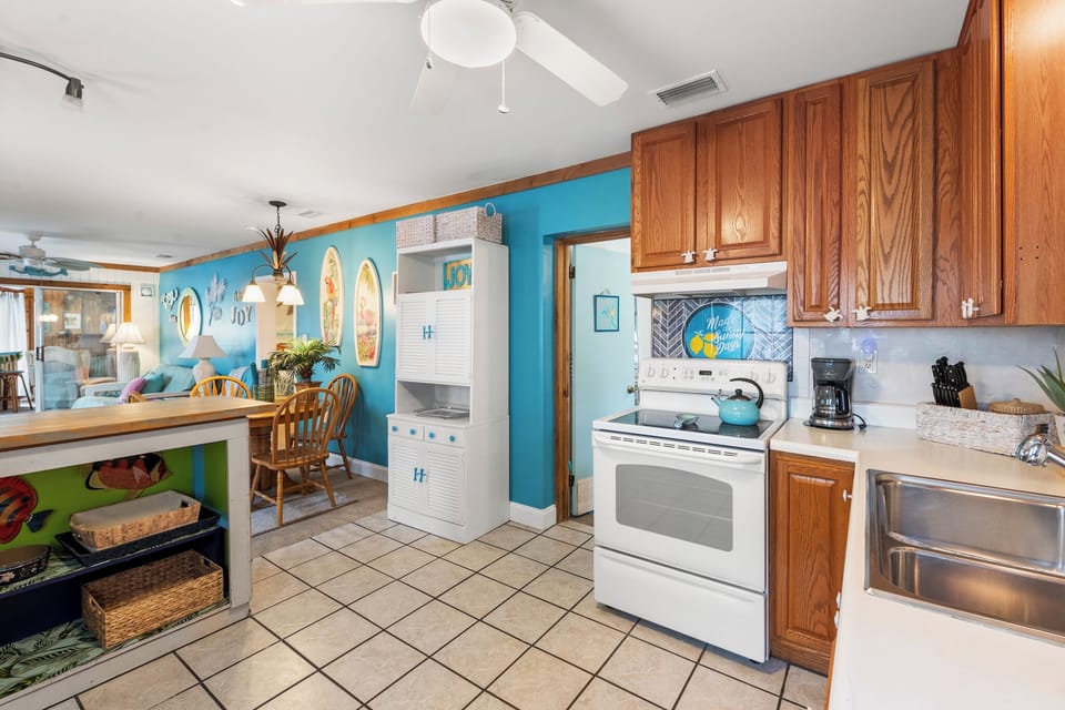 KDN4648: Barefoot Joy | Kitchen
