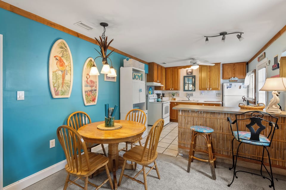 KDN4648: Barefoot Joy | Dining Area