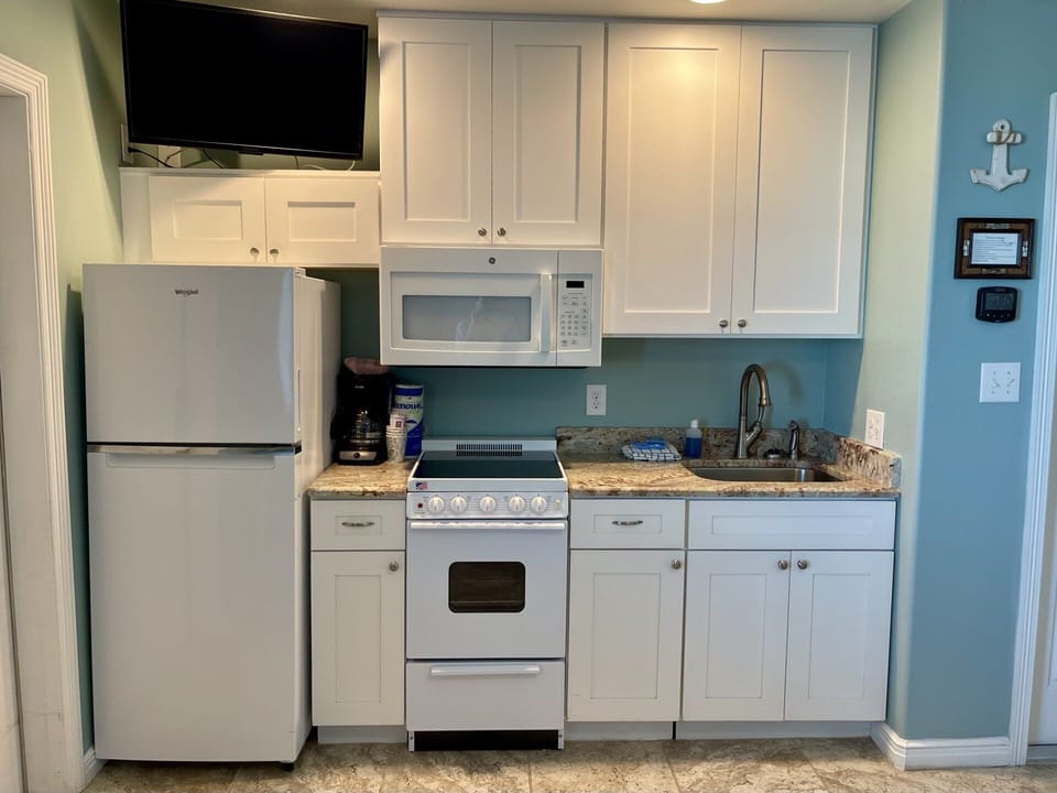 Condo, 2 Bedrooms | Private kitchen | Coffee/tea maker, toaster
