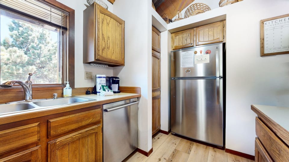 Condo, 1 Bedroom | Private kitchen | Fridge, oven, coffee/tea maker, toaster