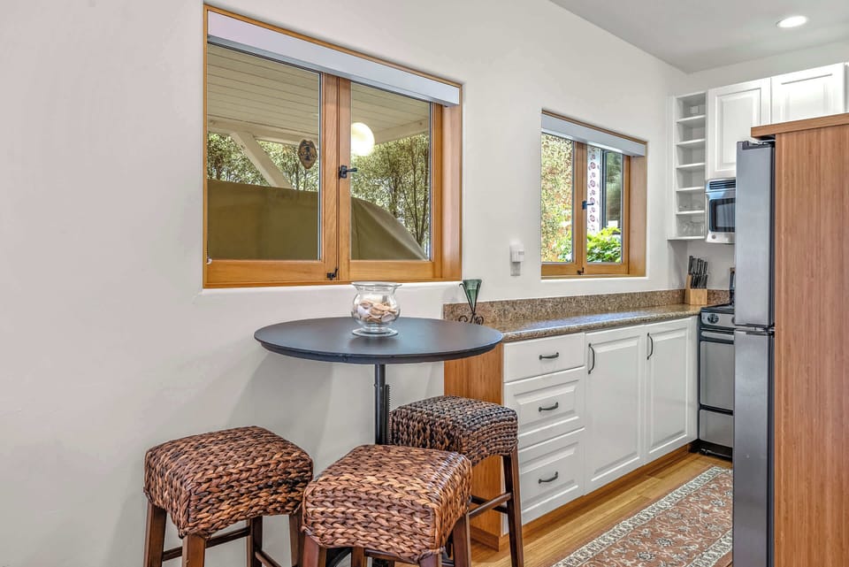Apartment, 1 Queen Bed, Fireplace, Garden View (12 Oaks) | Private kitchen | Coffee/tea maker