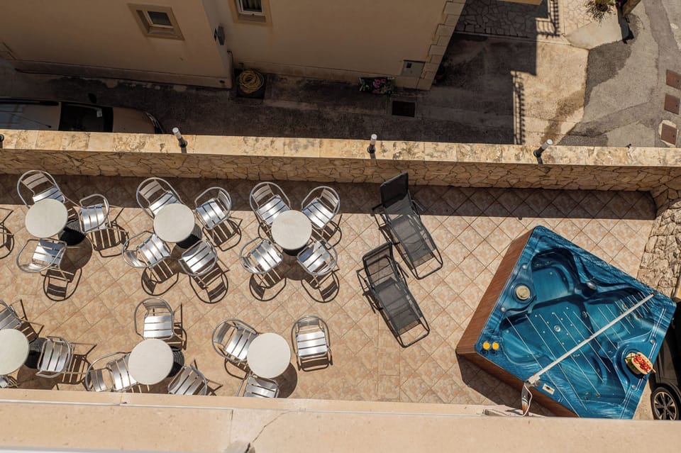 Jacuzzi and sitting area