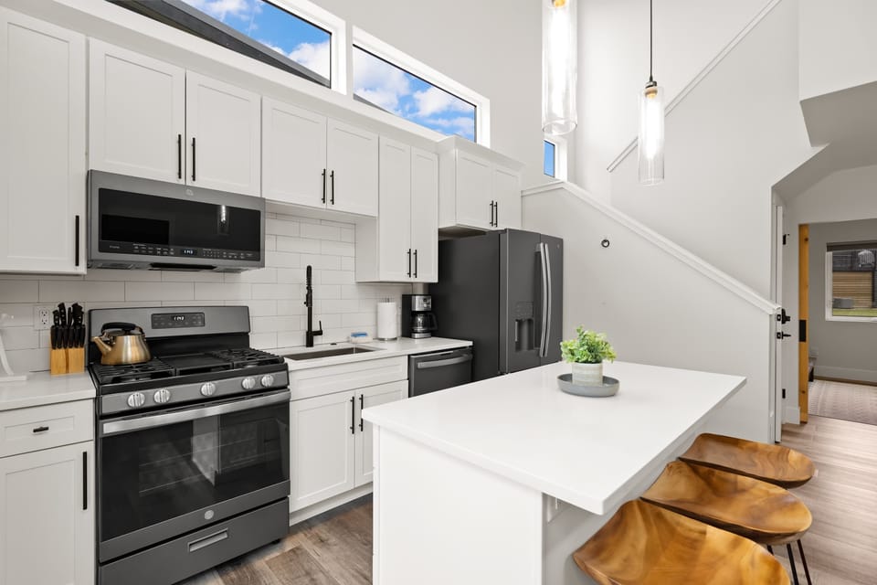 House, Multiple Beds, Hot Tub, Mountain View | Private kitchen | Coffee/tea maker