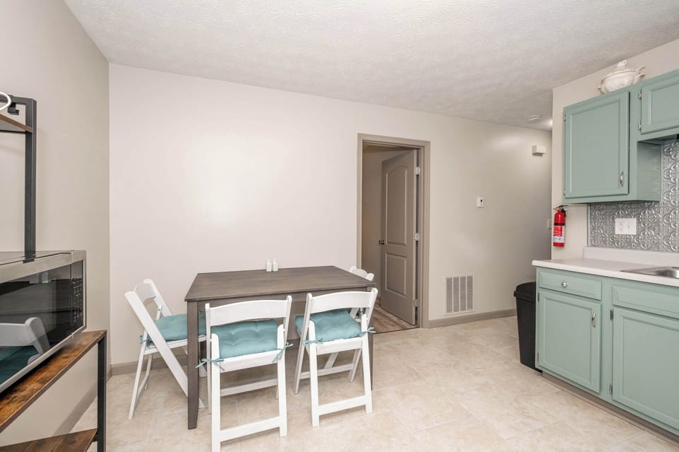 House, Multiple Beds, Kitchen, Garden View (Arkstone Retreat Suites) | Dining