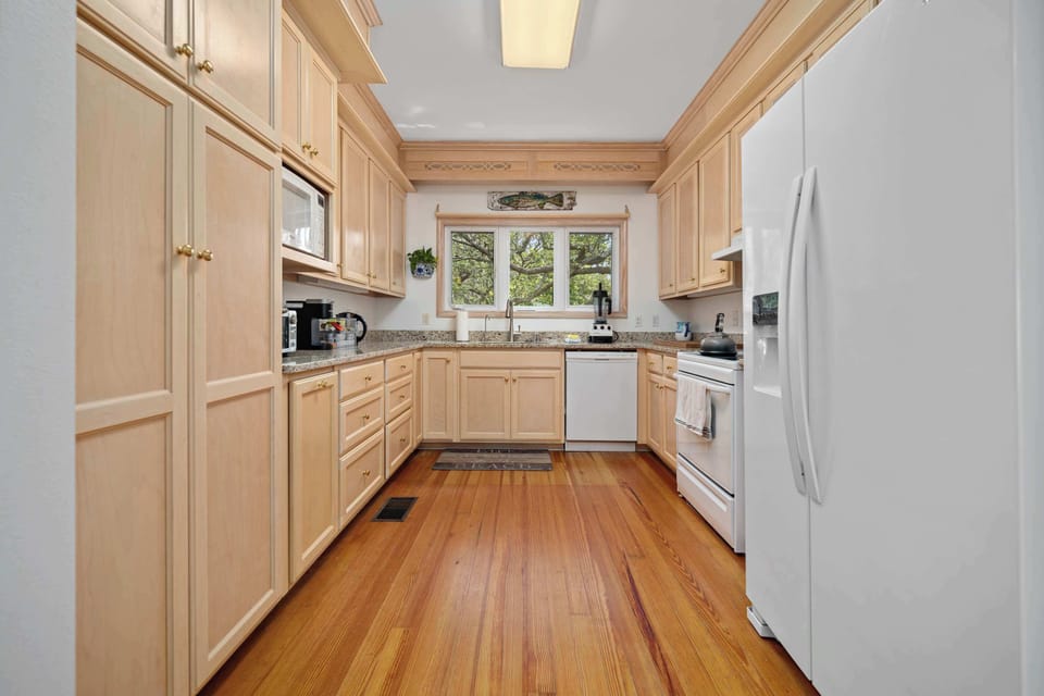 House, Multiple Beds, Patio (The Boat House) | Private kitchen | Coffee/tea maker