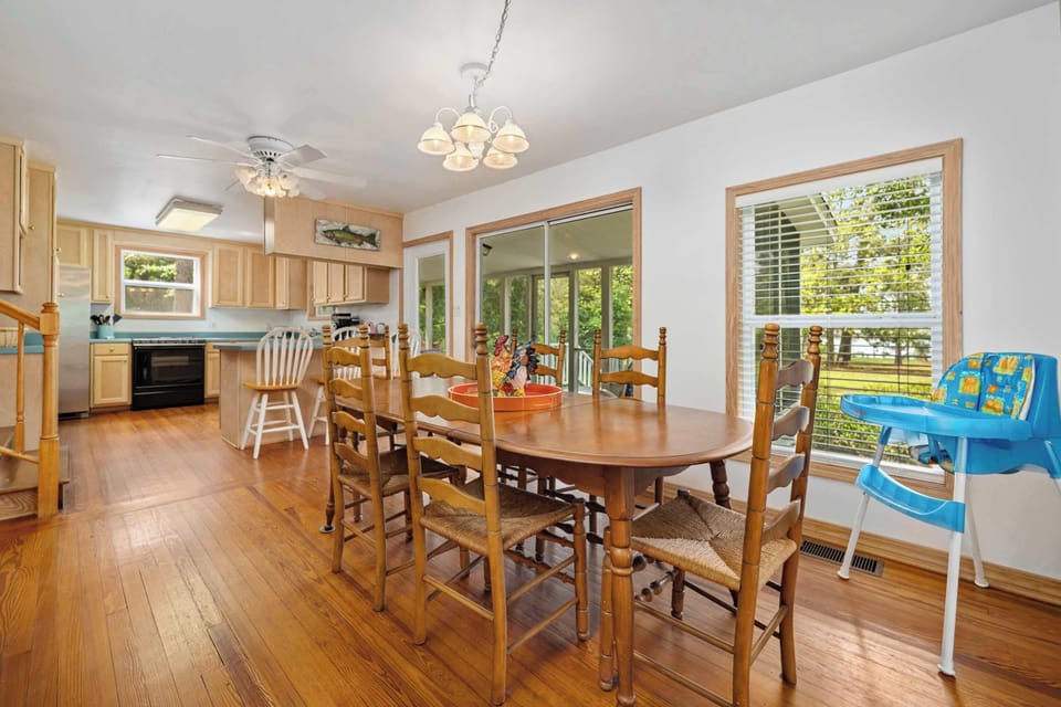 House, Multiple Beds, Patio (The Boat House) | Dining
