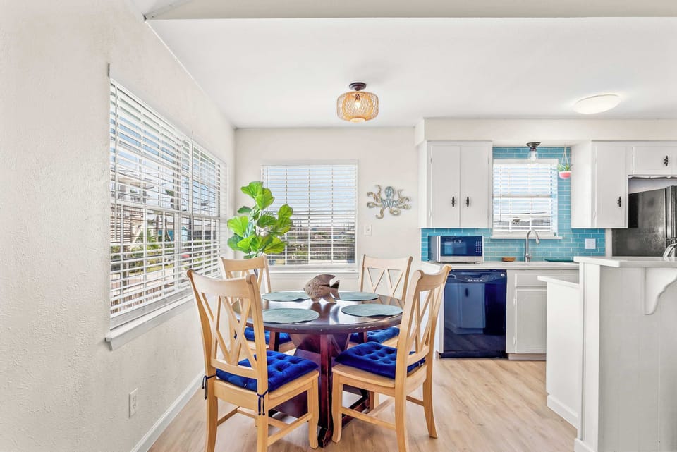 House, Multiple Beds, Kitchen, Garden View (Tranquil Turquoise) | Dining