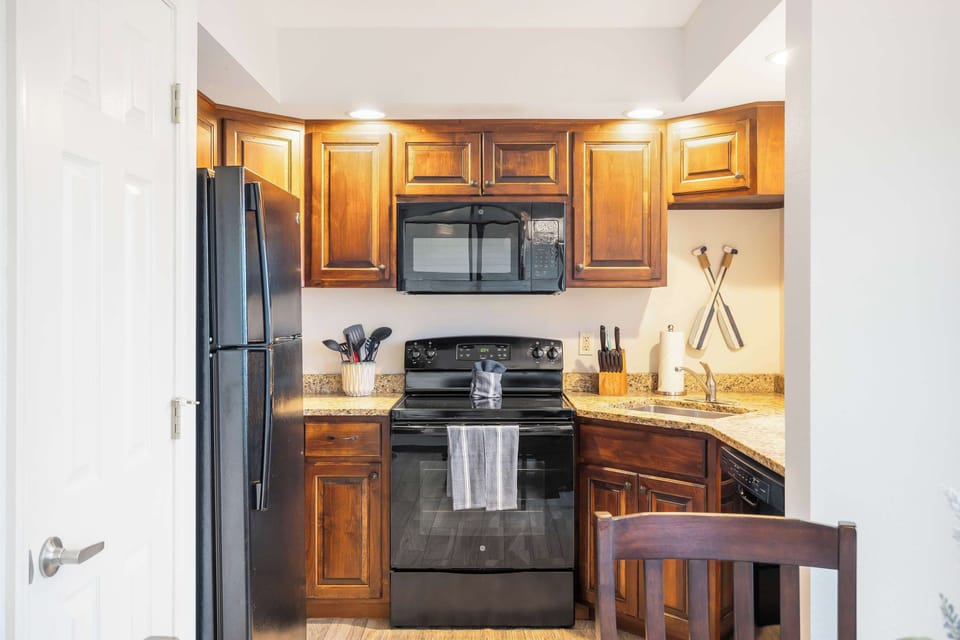 Condo, Multiple Beds, Balcony (Lakefront Oasis) | Private kitchen | Coffee/tea maker