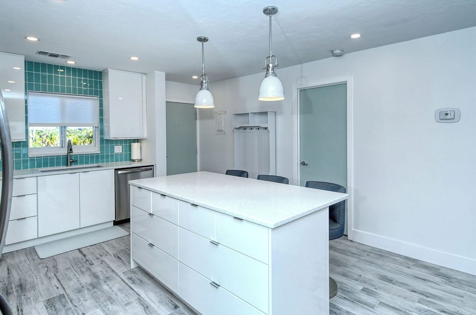 Kitchen - Bright, modern kitchen
