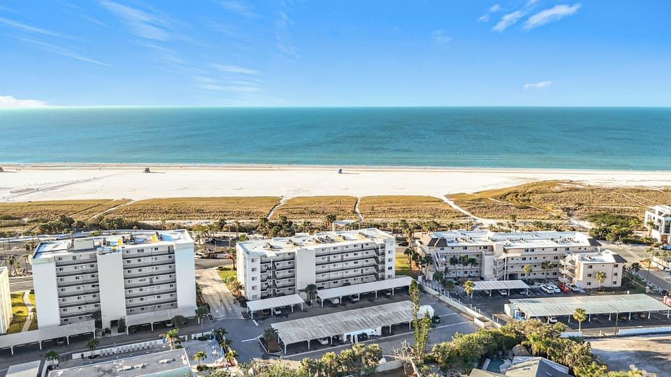 Crescent Royale Condominiums