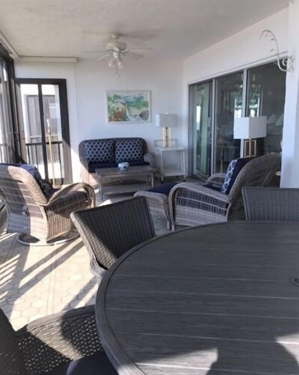 Lanai - Oversized lanai with plenty of seating.