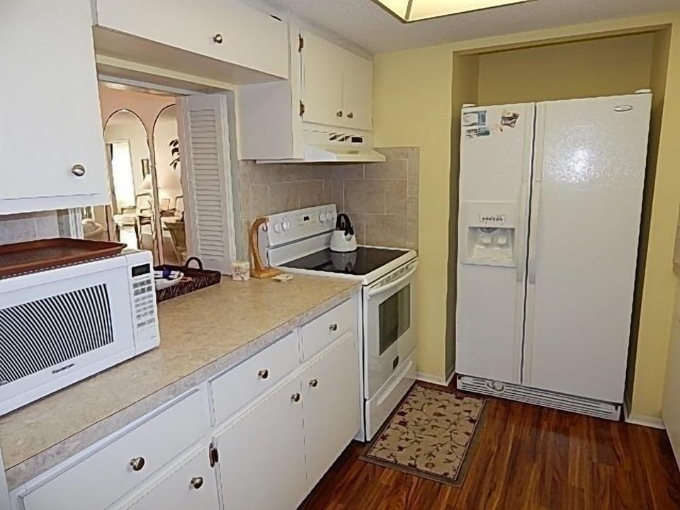 Kitchen - Pass through to dining area