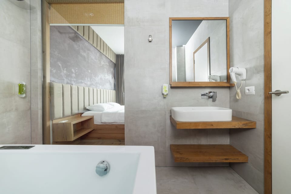 Luxury Double Room | Desk, laptop workspace, WiFi (free)