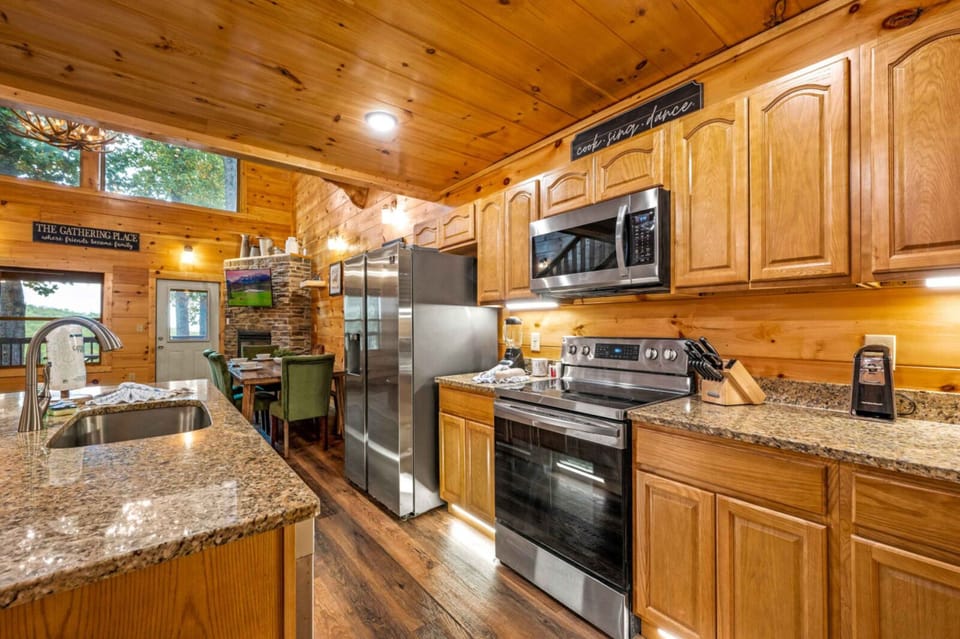 Family Cabin, Mountain View | Private kitchen | Fridge, microwave, oven, stovetop