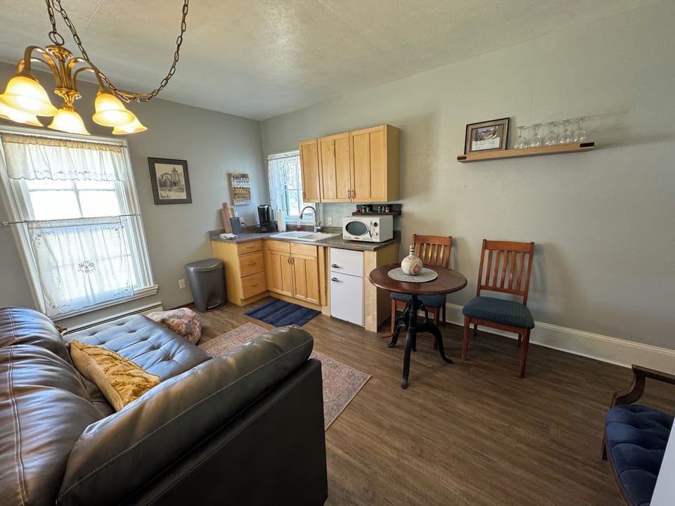 Deluxe Suite, Mountain View | Living area | 40-inch Smart TV with digital channels, streaming services