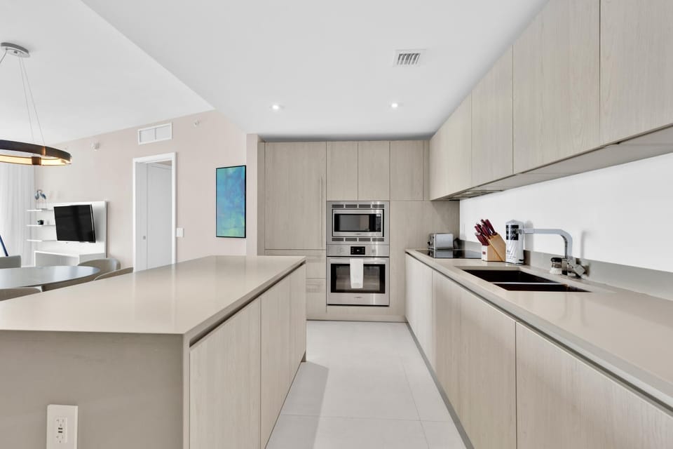 Ocean Views 2BR on 30th floor Miami (6502)