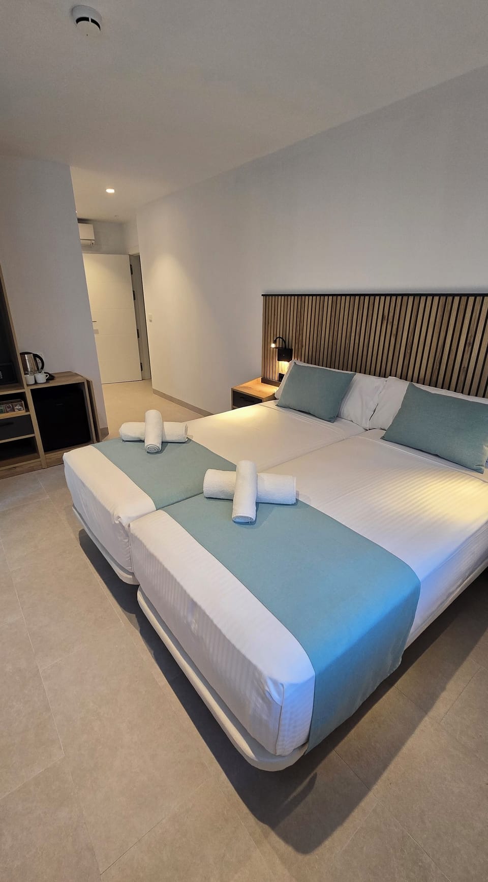 Deluxe Twin Room, 2 Twin Beds, Non Smoking, Private Bathroom | In-room safe, desk, laptop workspace, soundproofing