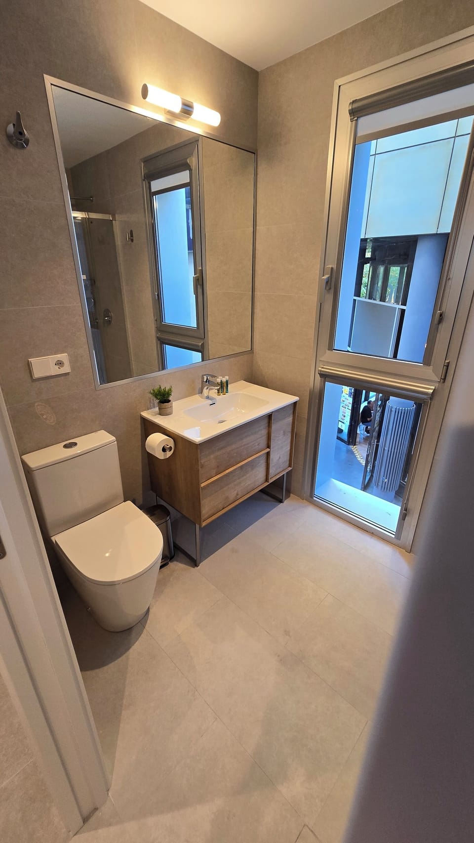 Deluxe Twin Room, 2 Twin Beds, Non Smoking, Private Bathroom | Bathroom | Shower, hair dryer, towels, soap