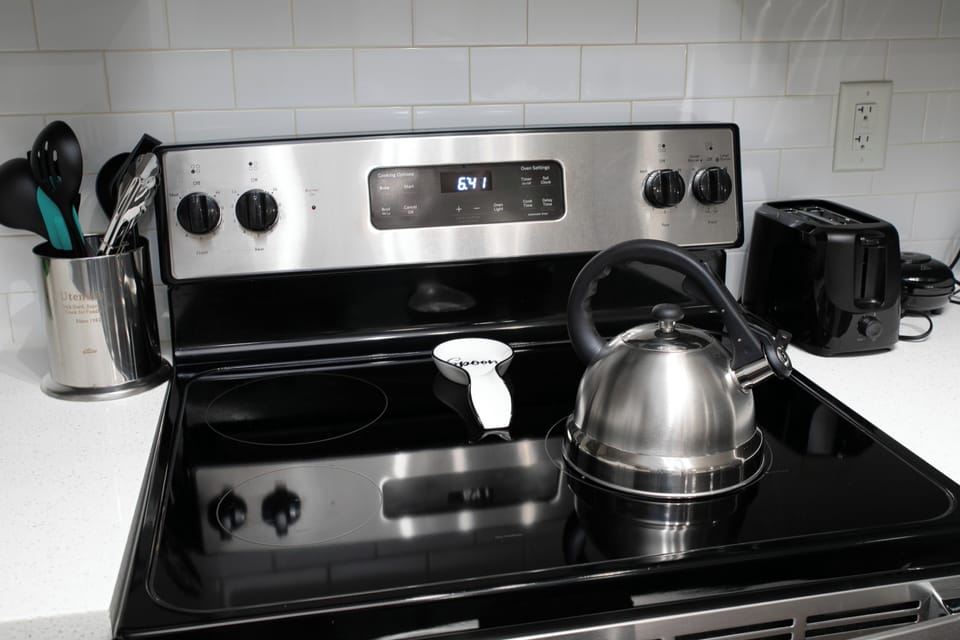 Spacious one bedroom with cozy comfortable bed in Madison. Pool & Gym onsite.