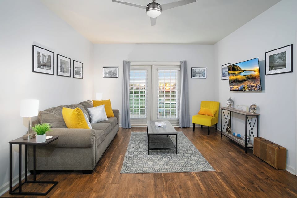 Spacious one bedroom with cozy comfortable bed in Madison. Pool & Gym onsite.