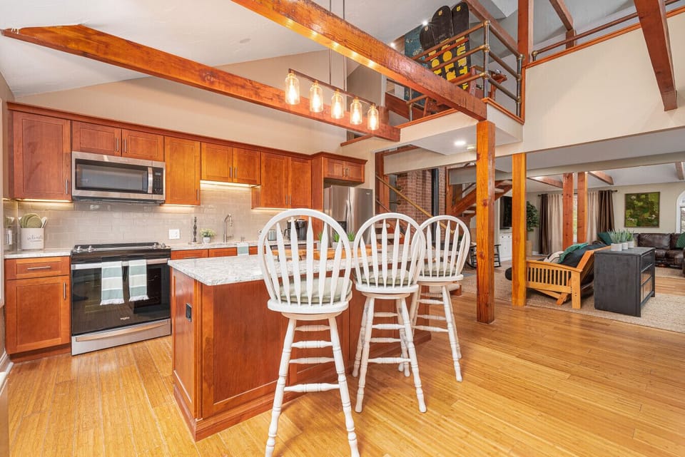 Breakfast bar that can sit up to 3 guests
