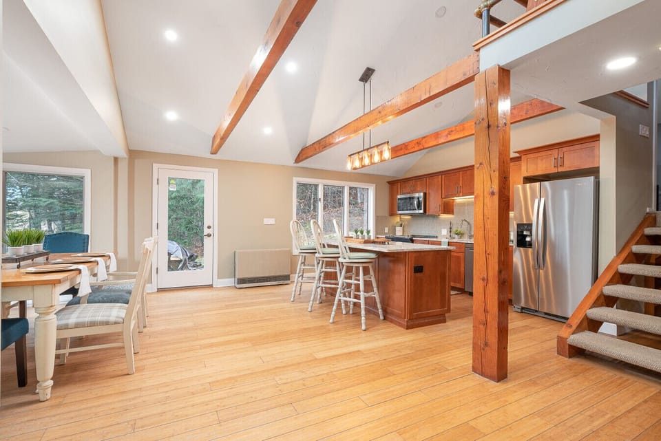 A seamless flow between cooking, dining, and relaxing—the ultimate layout for social gatherings.