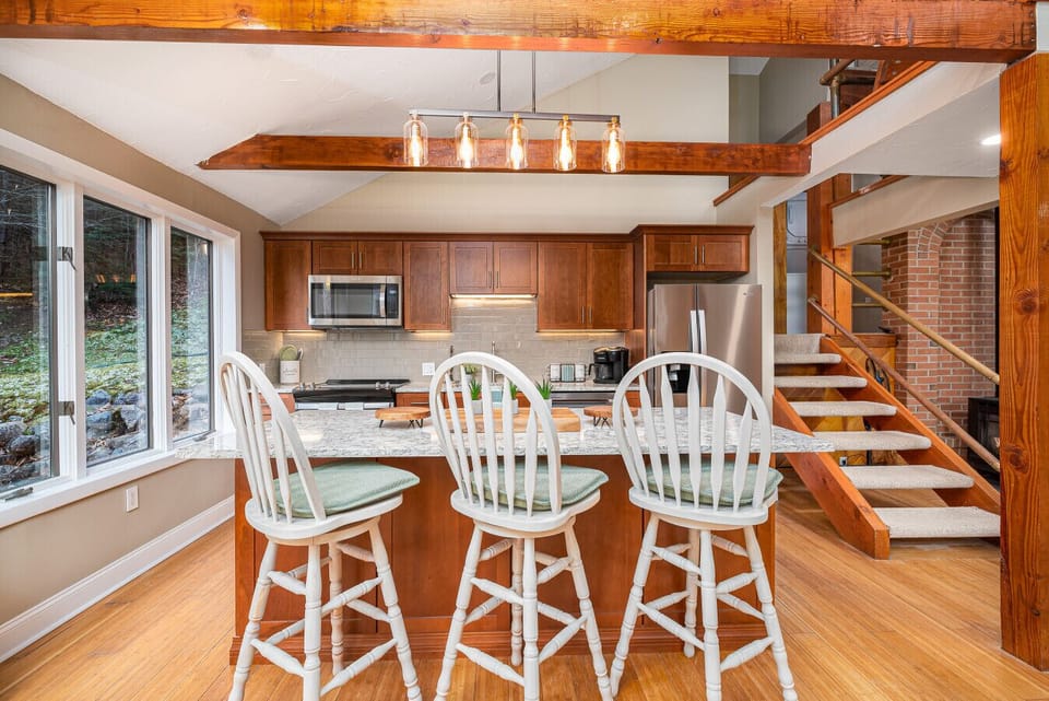 Breakfast bar that can sit up to 3 guests