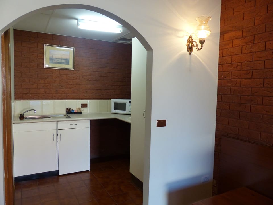DELUXE KING | Private kitchenette | Mini-fridge, microwave, espresso maker, coffee/tea maker