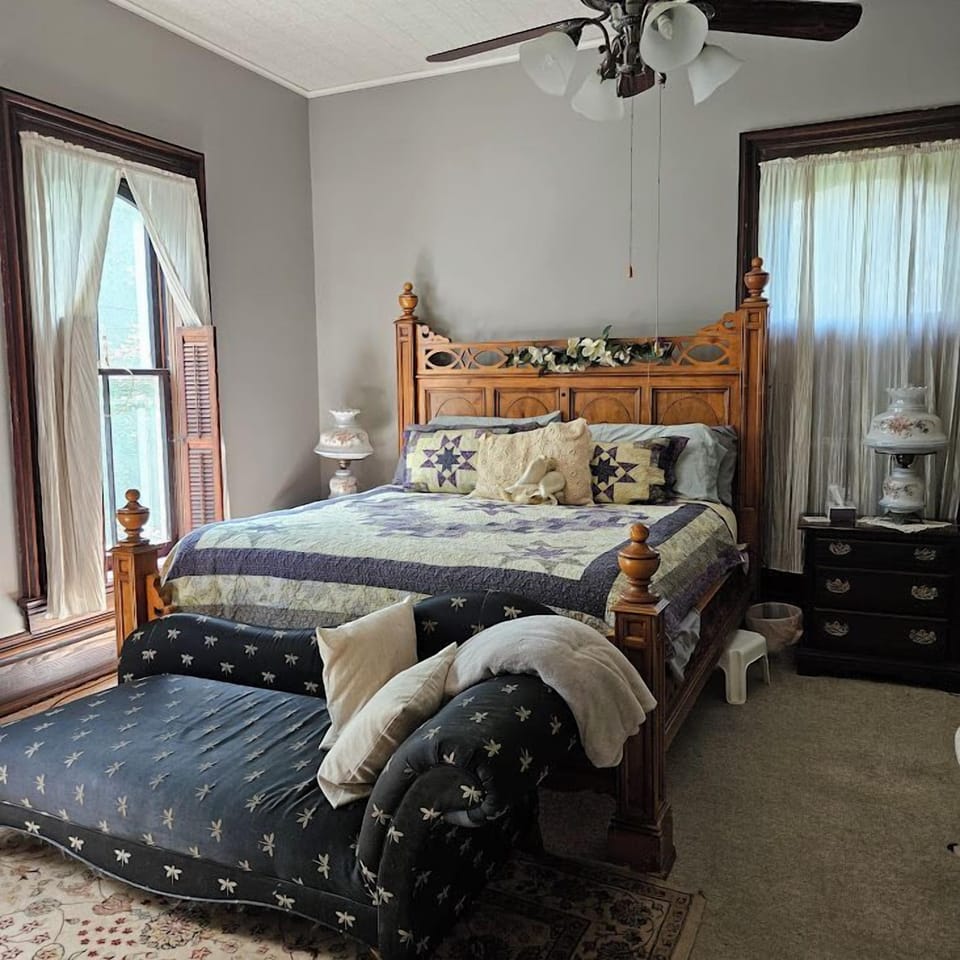 Room, 1 King Bed, Garden View | Iron/ironing board (on request), WiFi (free)