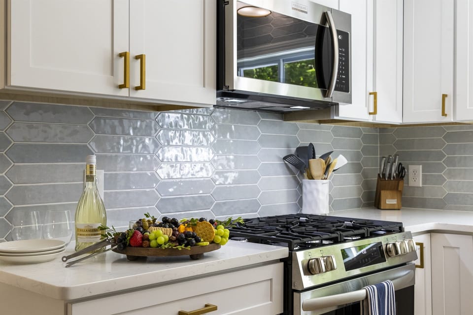 Experience the convenience of our well-appointed kitchen, complete with a microwave, stove, and immaculate organization for seamless meal preparation.