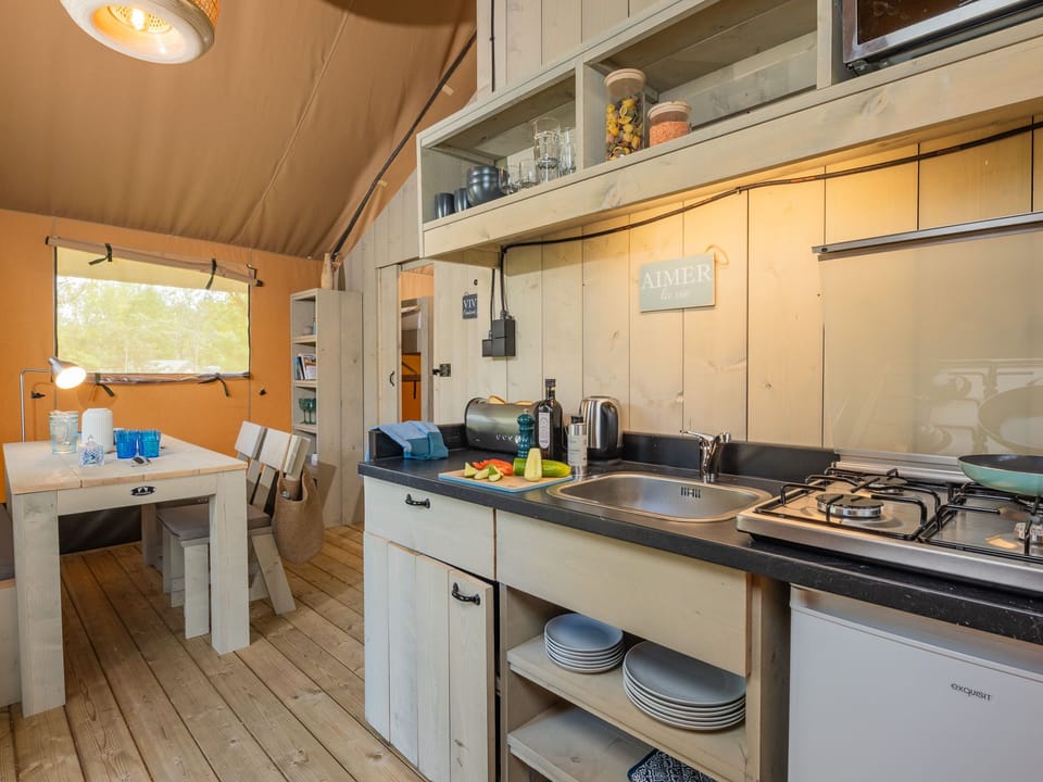 Well-equipped kitchen with a rustic touch, ideal for a comfortable stay.