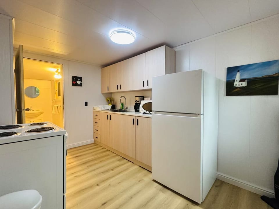 Elite House, Garden View | Private kitchen | Full-size fridge, microwave, oven, stovetop