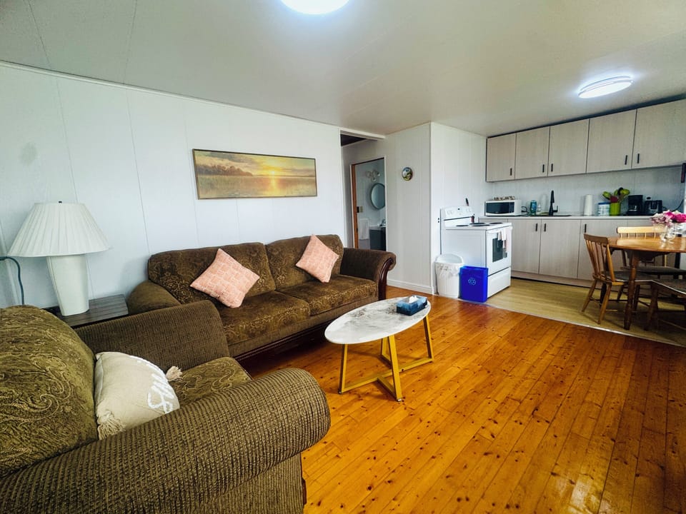 Design House, Bay View, Beachside | Blackout drapes, WiFi (free), individually furnished, bed sheets