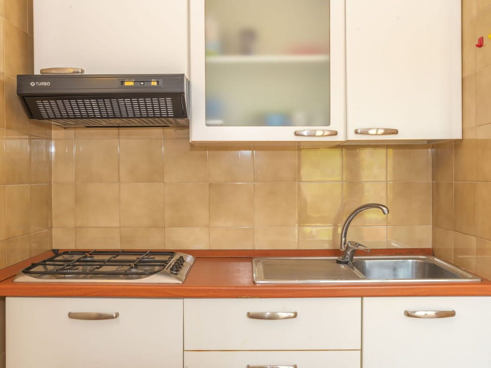 Cabinetry, Kitchen Sink, Tap, Countertop, Property, Sink, Furniture, Plumbing Fixture, Building, Interior Design