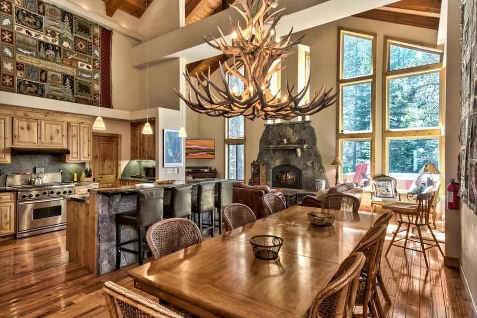 Higher-end 3,281 sq ft "cabin", with two large and comfortable living areas, huge equipped kitchen/dining/great room, 20' ceilings, 3 king and 2 bunk rooms, 10 beds, and 4 full bathrooms. 2 stone fireplaces, large TVs, air hockey, hot tub, and more.