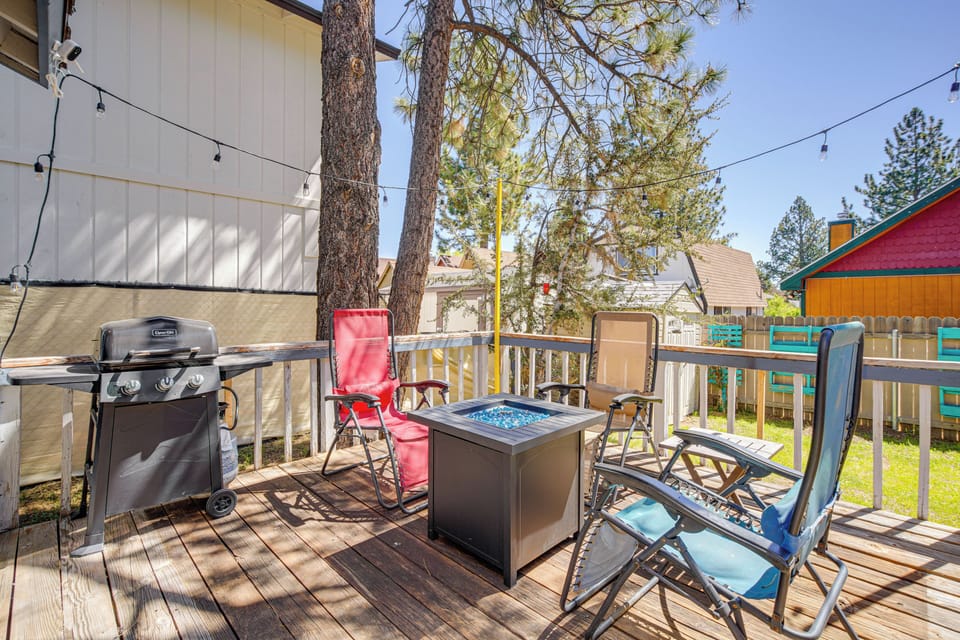 Deck | Gas Grill (Propane Provided) | Gas Fire Pit Table (Propane Provided)