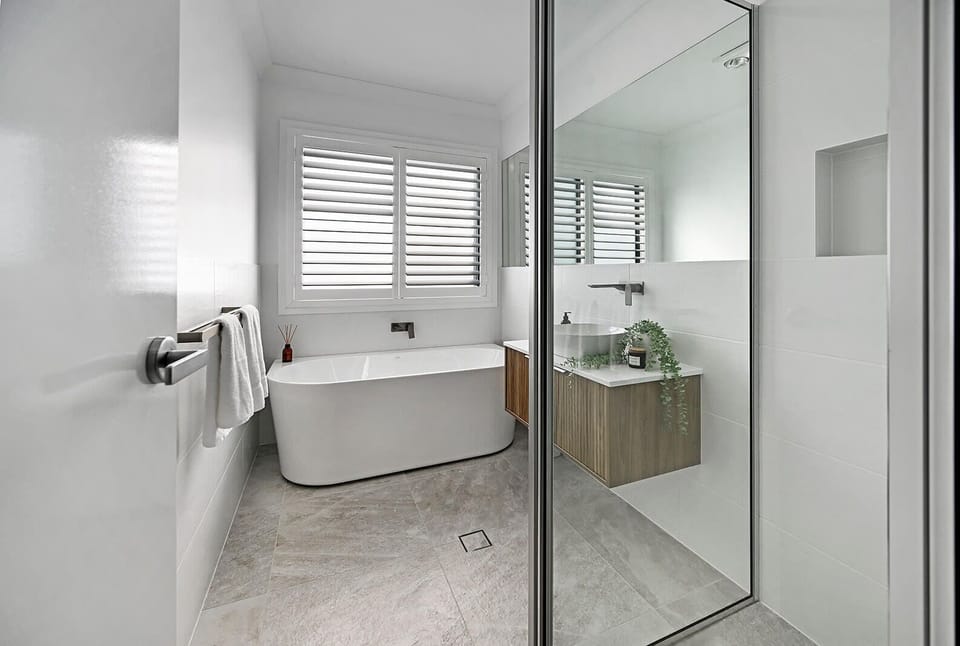 Main Bathroom - Shower, Bath + Toilet