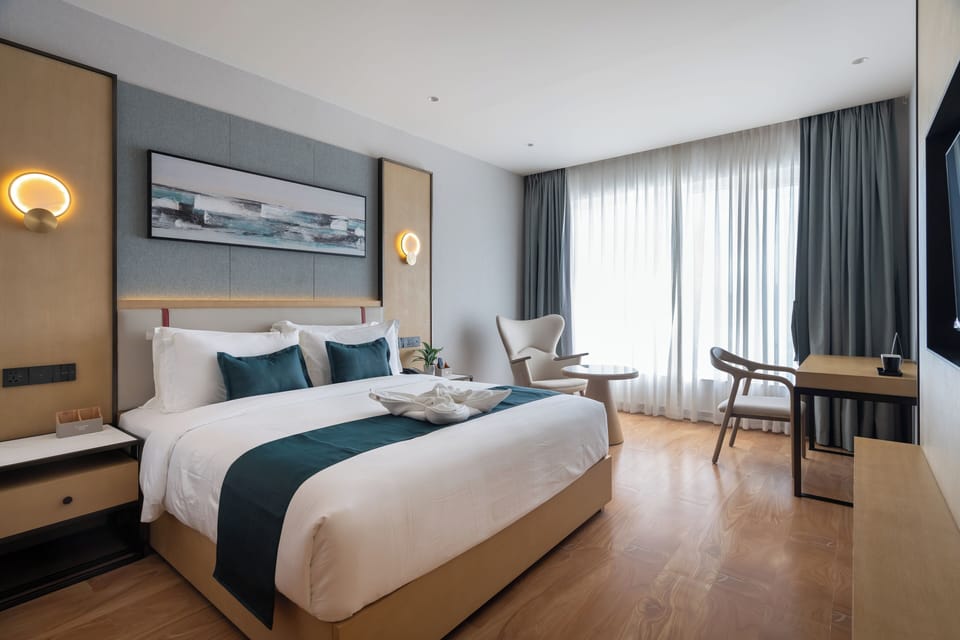 Club Room, 1 King Bed, Non Smoking, City View | 1 bedroom, premium bedding, down comforters, minibar
