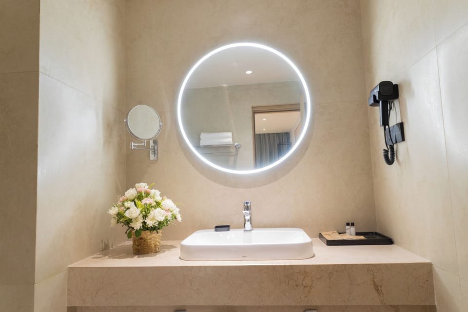 Executive Room | Bathroom | Shower, rainfall showerhead, free toiletries, hair dryer