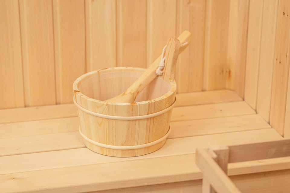 Deluxe Studio Suite | Bathroom | Shower, free toiletries, hair dryer, slippers