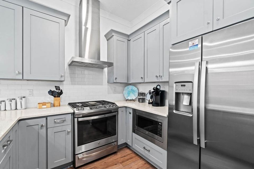 Pristine kitchen, perfect for a family meal after a day in the sun!