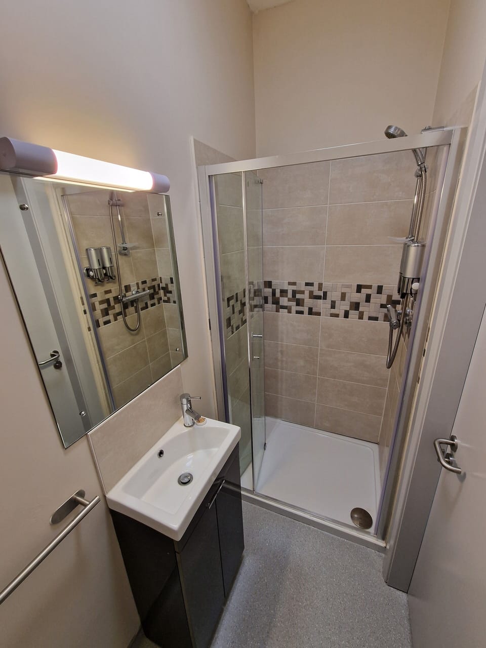 Standard Room, Non Smoking | Bathroom | Shower, rainfall showerhead, hair dryer, towels